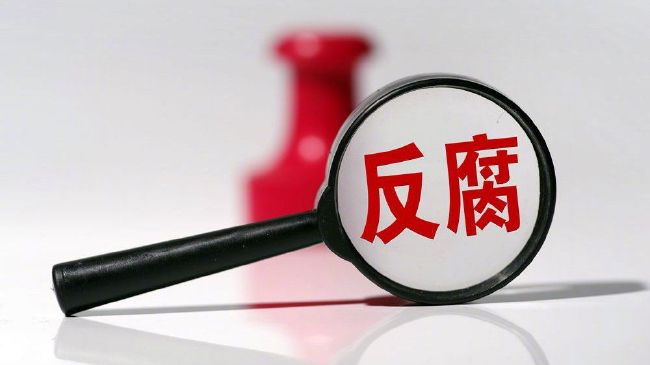 吴东海摆了摆手，对济世堂的伙计说：小兄弟，麻烦告知施神医，就说苏杭吴家的吴东海前来拜会，还请他赏面一见。